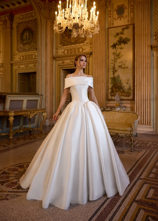 Irina Randy Fenoli met off-shoulderband